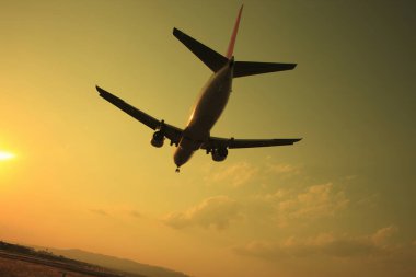 Modern uçak gökyüzünde uçuyor, gündüz görüşü 