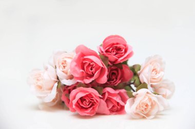 Beyaz arka planda pembe güller olan buket 