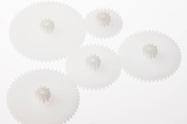 Beyaz arka plan üzerinde izole plastik dişli