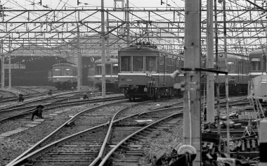 Trenle geçerken çekilmiş siyah beyaz bir sokak fotoğrafı. 