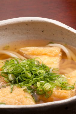 Bir kase yeşil soğanlı udon çorbası.