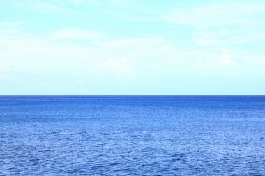 Yazın güzel mavi deniz yüzeyi
