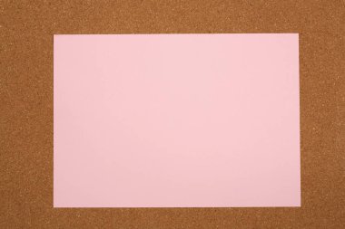 Mantar tahtadaki pembe kağıt nota 