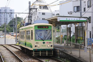 Gündüz vakti tramvaydaki insanlar Japon şehrinde