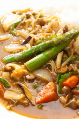 Bir tabak kuşkonmaz ve sebze.