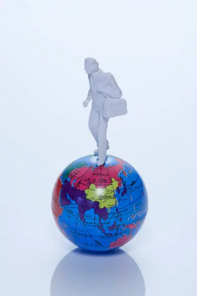 Глобус Фігурою Людини Ізольований Синьому Фоні — стокове фото