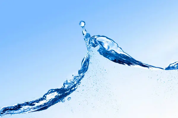 Прозрачная Вода Брызги Пузырьками Голубом Фоне — стоковое фото