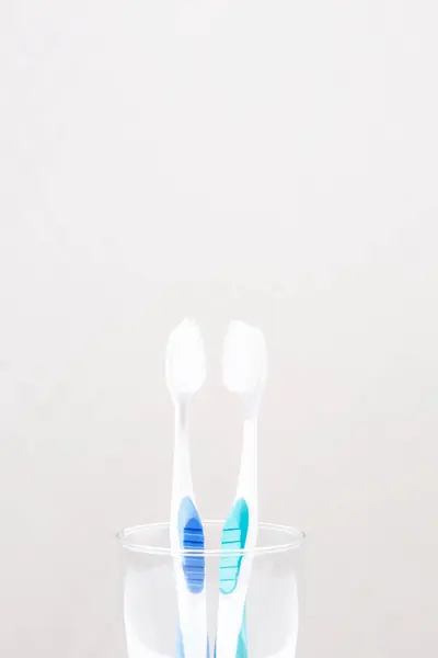 Zahnbürsten Glas Auf Weißem Hintergrund — Stockfoto