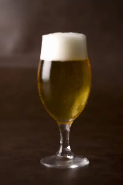 Bier Mok Met Schuim Donkere Achtergrond — Stockfoto