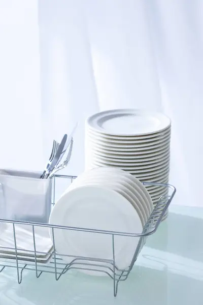 きれいな台所のテーブルの食器洗い機の棚のきれいな皿 — ストック写真