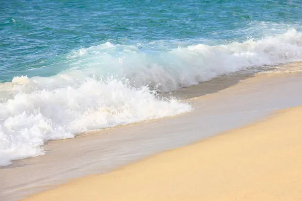 Ondas Mar Batendo Praia Arenosa Viagem Conceito Férias — Fotografia de Stock