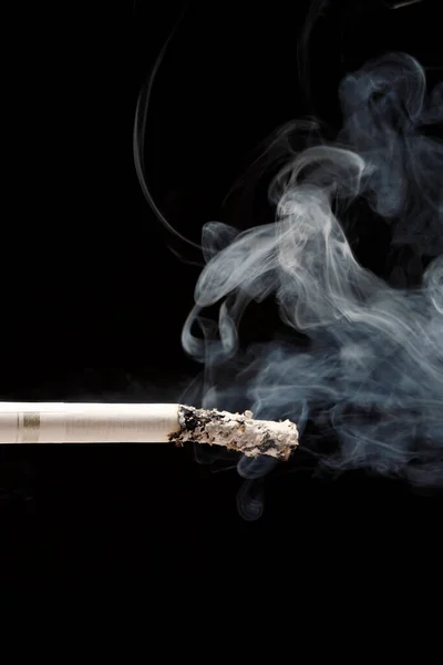 Zigaretten Und Tabakrauch Auf Schwarzem Hintergrund — Stockfoto