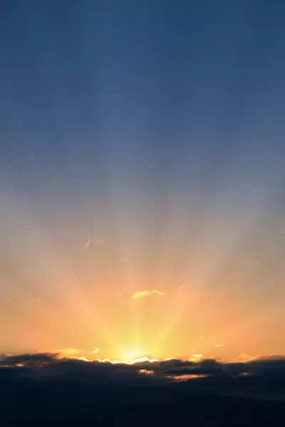 Krásný Východ Slunce Slunečními Paprsky Mracích — Stock fotografie