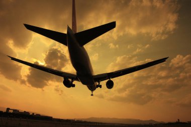 Gün batımında uçağın siluetinin görüntüsü