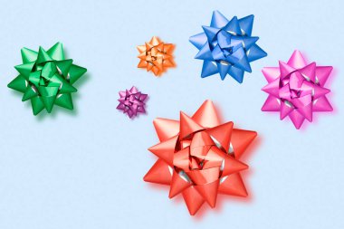 Mavi arka planda renkli yılbaşı fiyonkları