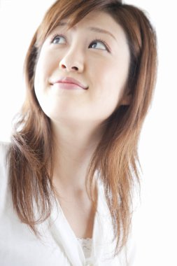 Beyaz bir geçmişi olan genç Asyalı bir kadın.