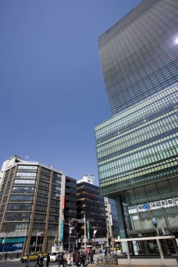 Japon şehrindeki modern binalar, gündüz manzarası. 