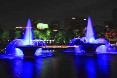 Güzel gece manzaralı modern şehir ışıkları, şenlikli konsept 