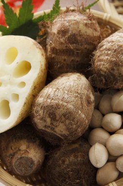 Taro Imo 'lu bambu sepeti. Japon yemeği.