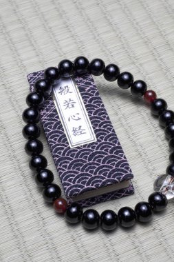 Budist tespih ve kitap 