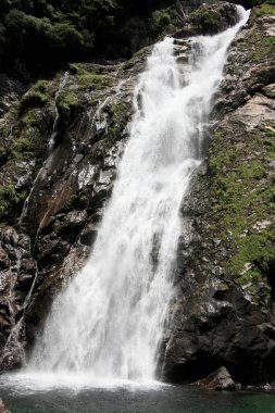 Dağlarda güzel bir şelale