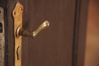 Pirinç saplı eski tarz kapı.