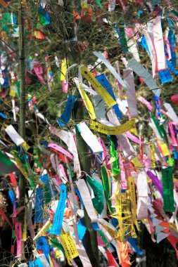 Tanabata ya da yıldız festivali sırasında asılı duran kağıt şeritleri üzerindeki dekorasyon ve dilekler