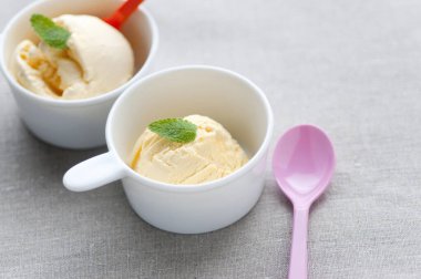 Bardakta naneli ev yapımı vanilyalı dondurma.