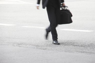 Sokakta yürüyen iş adamının alçak görüntüsü. Hareket bulanıklığı