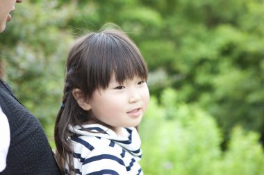 Asyalı küçük kızın portresi oyun alanında eğleniyor.