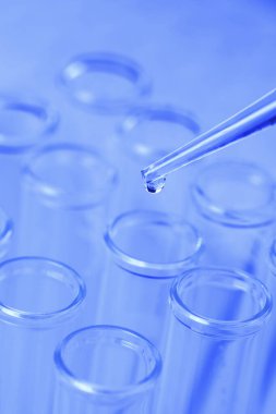 Mavi arkaplanda laboratuvar test tüpleri, yakın plan           