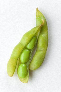 Beyaz tabakta yeşil fasulye