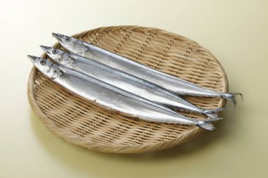 Hasır tabakta çiğ sosis balığı. görünümü kapat