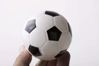 Beyaz arka planda el ele tutuşan futbol topu modeli