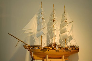 Beyaz arka planda eski ahşap geminin modeli