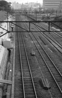 Şehir caddesinde akan boş demiryolu rayları