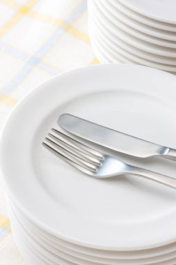 çatal ve bıçak beyaz tabaklar üzerinde