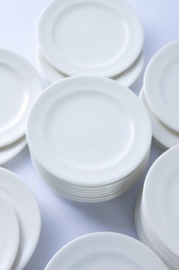 Beyaz arkaplanda beyaz plakaların kapatılması 