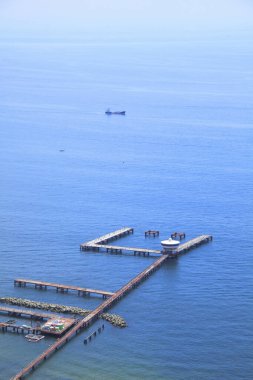 Deniz kıyısının ve rıhtımın güzel hava manzarası      