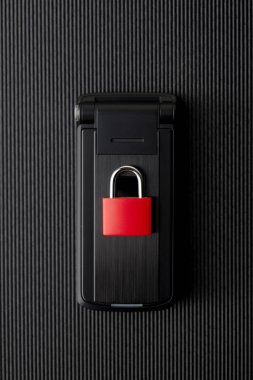 Kilit ve cep telefonunun yakın görüntüsü. Güvenli veri kavramı