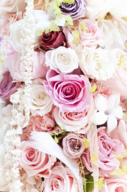 Güzel bir buket gül çiçeğinin yakın plan görüntüsü.              