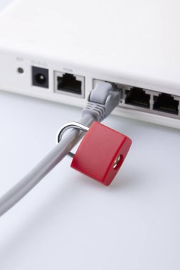 Beyaz arkaplana kilitlenmiş bilgisayar ağı kablosu. Güvenli internet bağlantısı kavramı