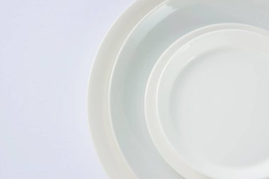 Gri arkaplanda boş beyaz plakalar