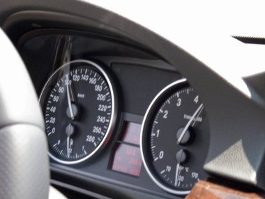 Araç gösterge paneli hız göstergesi ve takometre ölçümleri