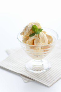 Hafif arka planda kaselerde vanilyalı dondurma.