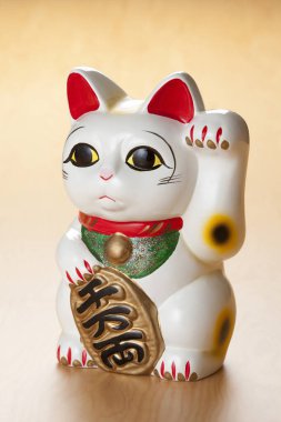 Maneki neko şanslı kedi arka planda, kapat