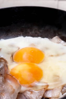 Tavada pastırmalı sahanda yumurta, yakından bak. 