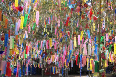 Tanabata ya da yıldız festivali sırasında asılı duran kağıt şeritleri üzerindeki dekorasyon ve dilekler