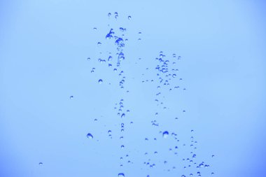 Su damlaları mavi arkaplanda