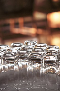 Restorandaki boş bardakların yakın plan görüntüsü 